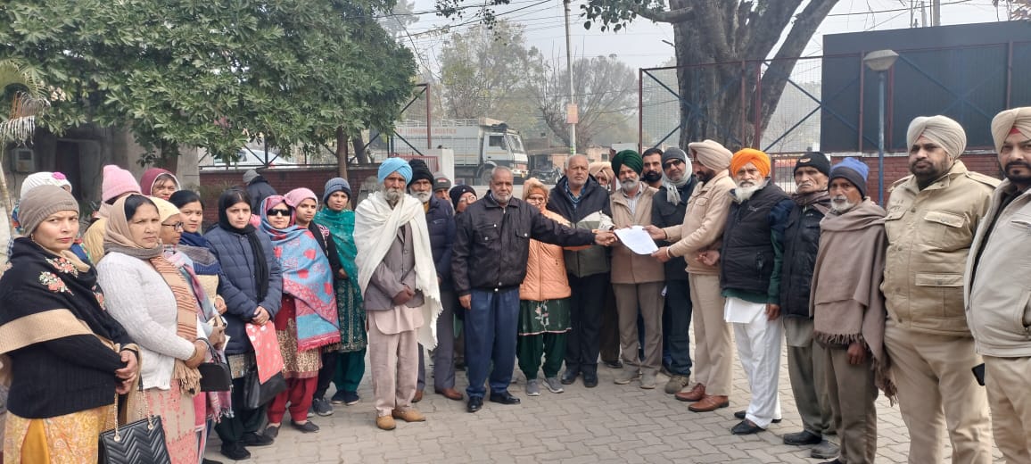 Tehsil Committee CPIM Garhshankar held a protest in front of Mahilpur police station regarding the burning issues of the people and sent a memorandum to the DGP of Punjab.